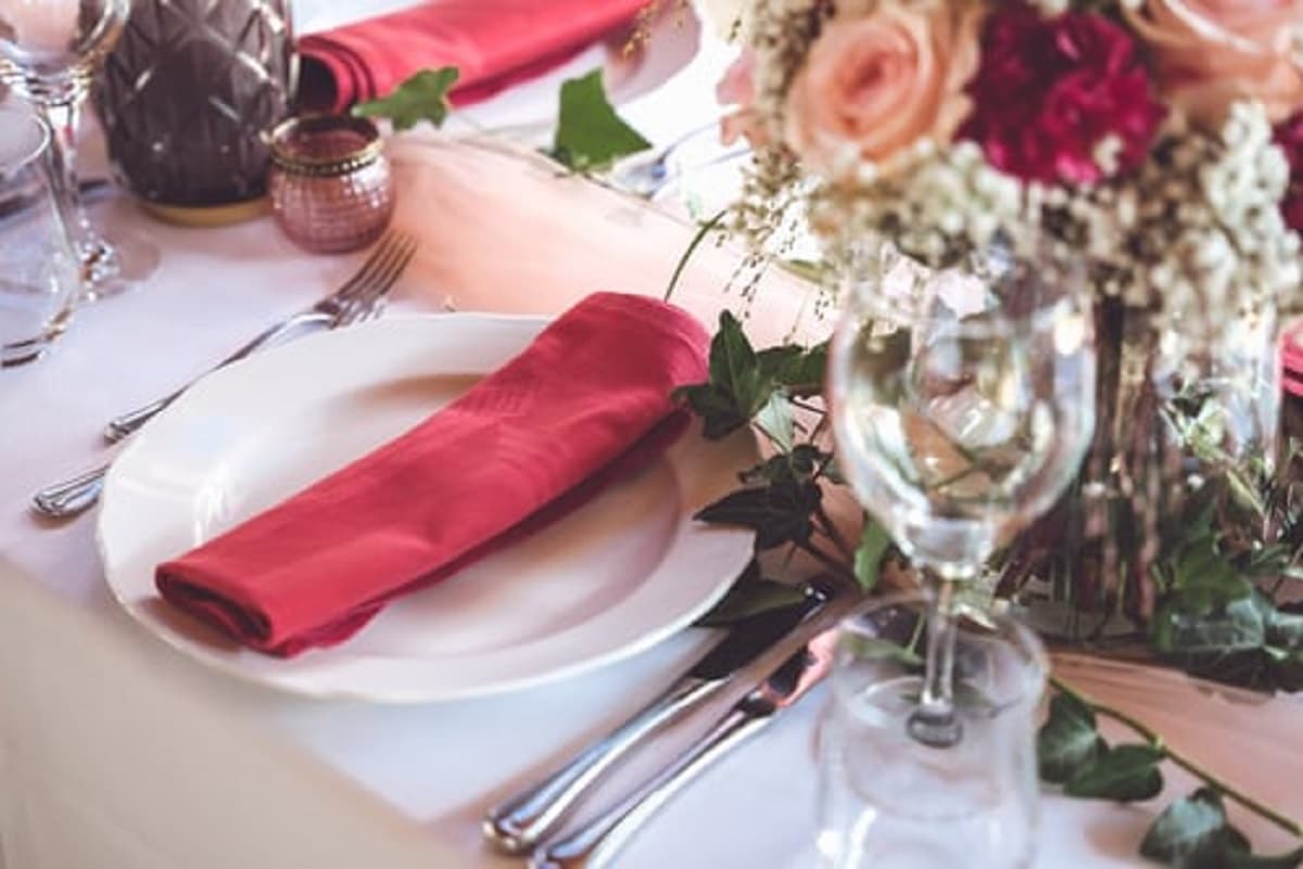 How to plan a perfect romantic dinner at home