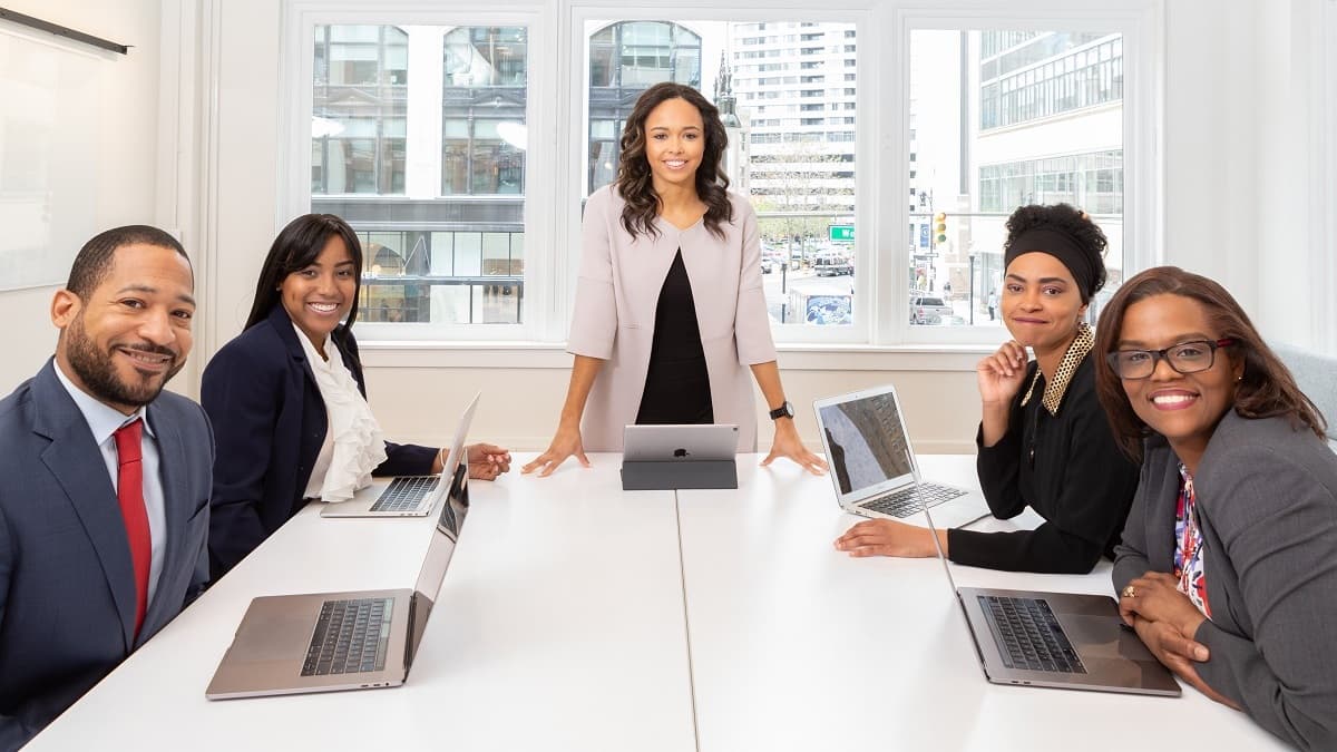 Guide to Choosing Office Uniforms: Smart and Helpful Tips