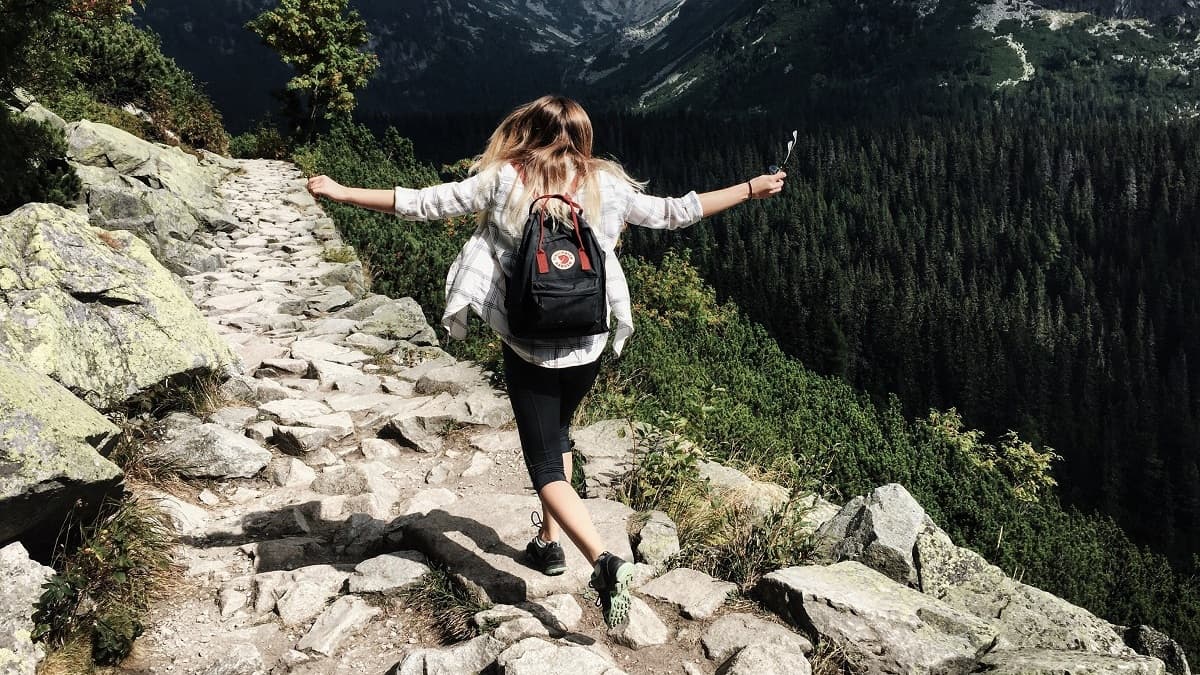 Getting the Top 10 Hiking Essentials: What Outdoor Enthusiasts Need