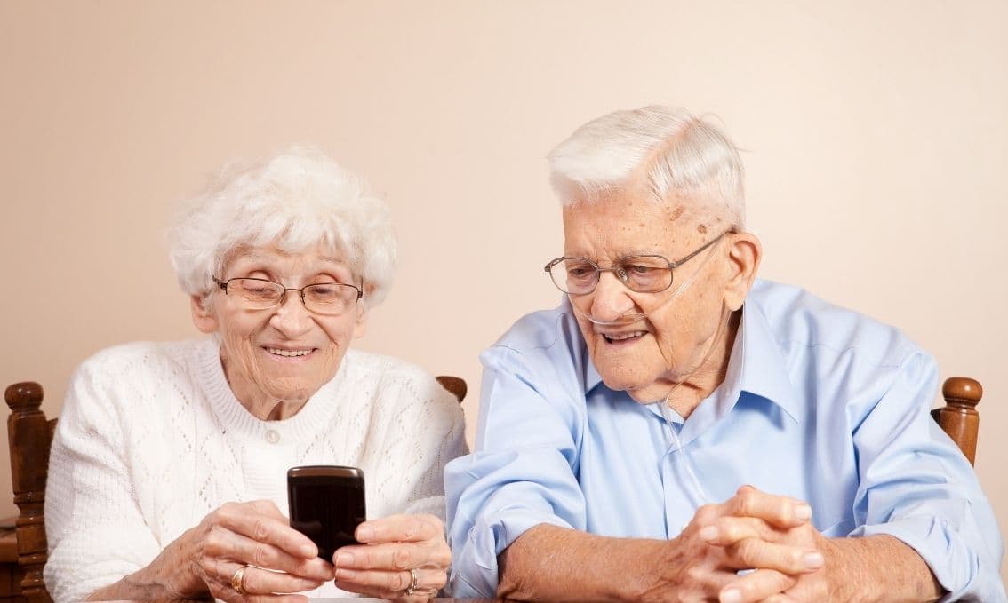 Best Cellphones for Visually Impaired Seniors: Ultimate Buyer’s Guide