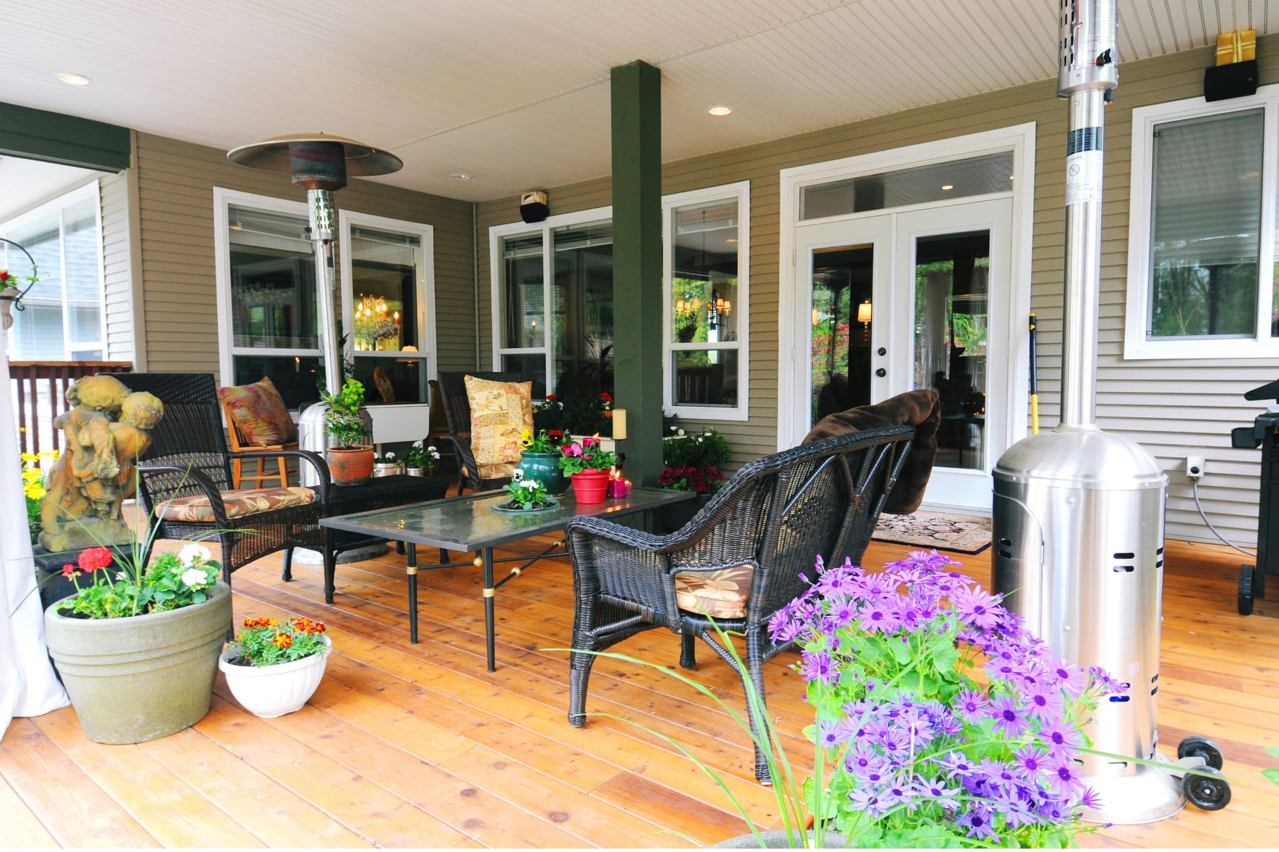 10 Amazing Ways to Decorate an Outdoor Living Room